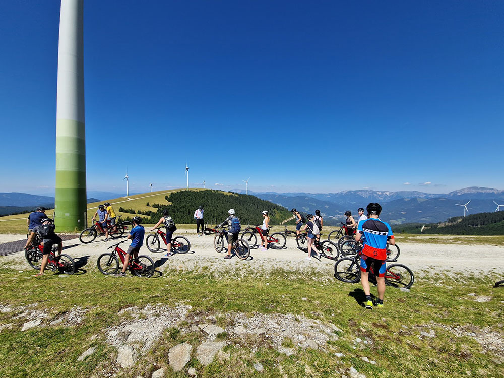 Gruppe Mountainbiker am Stuhleck mit Windräder