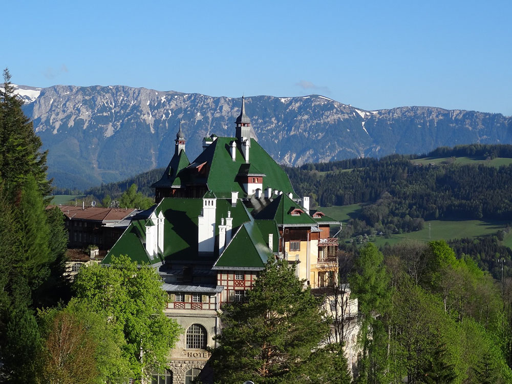 Suedbahnhotel mit Rax