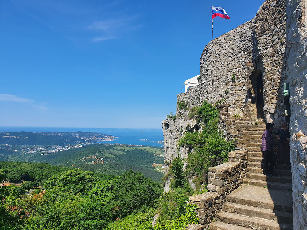 Meerblick über Burg nach Triest und Muggia