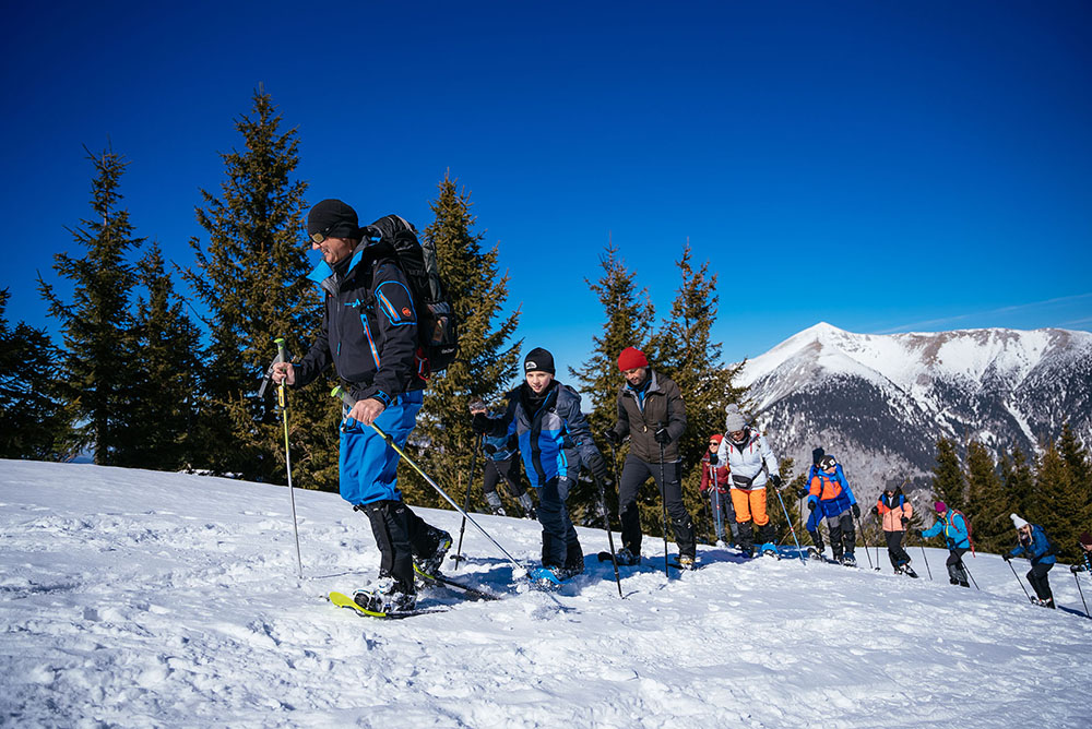 Gruppe Schneeschuhwanderer Rax mit Blick auf Schneeberg