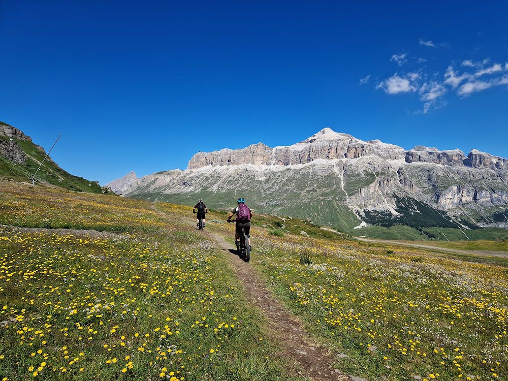 Porta Vesco 2 Biker Richtung Sella Joch