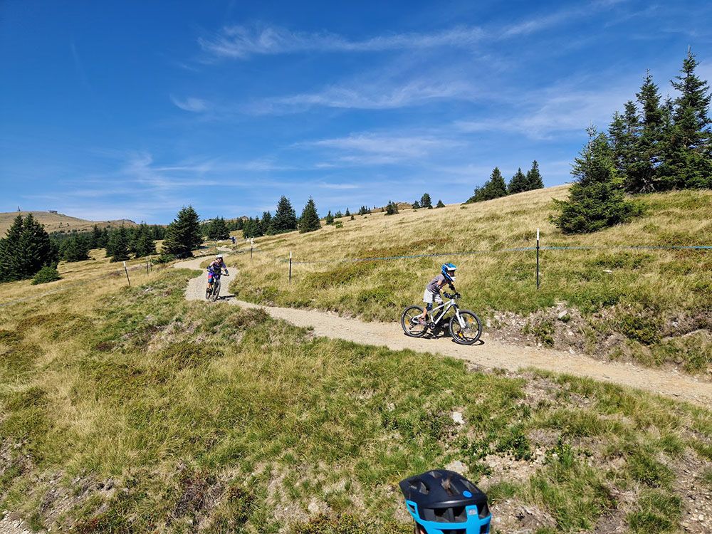 Wexltrails 2 Biker am Trail Richtung Vorauer Schwaig