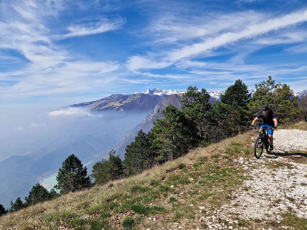 Mountainbiker im Frühjahr Hoch über den Friauler Dolomiten